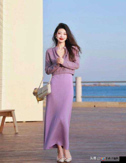 女性去除所有服装后仅余皮肤的独特视觉呈现