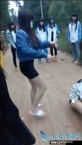 女学生被扒衣服：谁该为这起校园暴力负责？