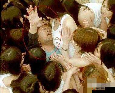 公交车拥挤致身体特殊反应引发的尴尬情境