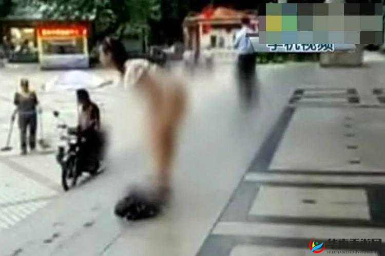 美女扒尿之独特场景引发的别样震撼