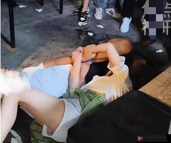 当街强脱女子裤子进行小便，男子的行为已经构成侮辱罪