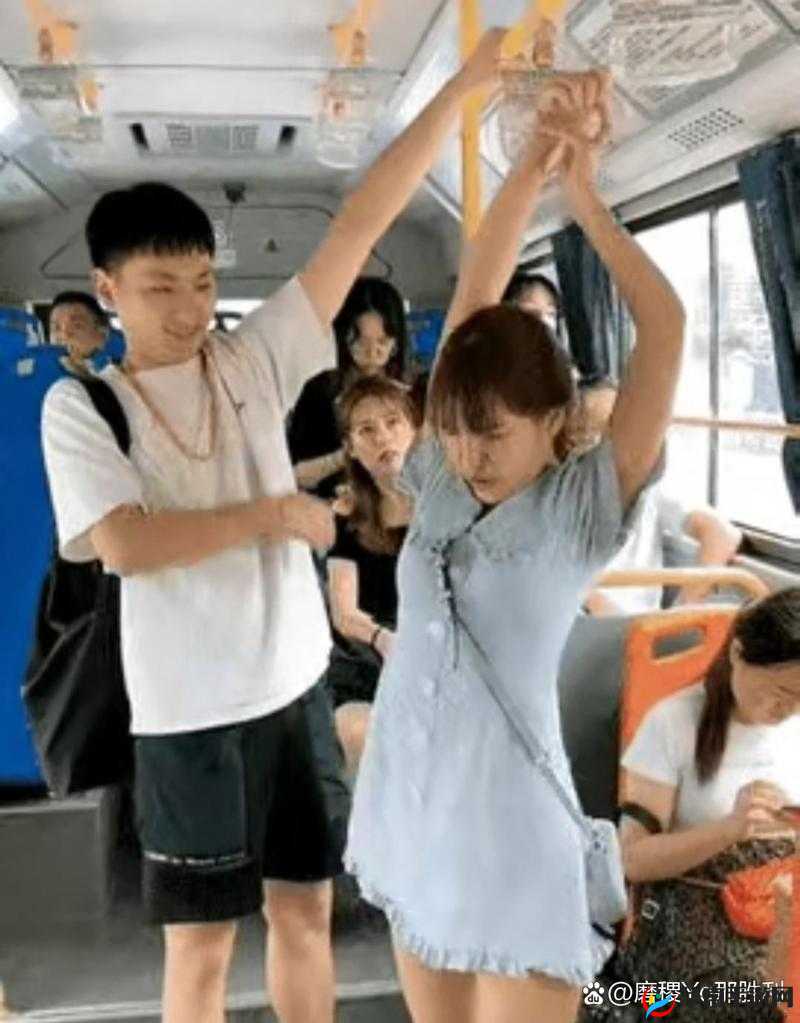 公交车里抓着摇曳的手环:乘车途中的独特体验与感悟