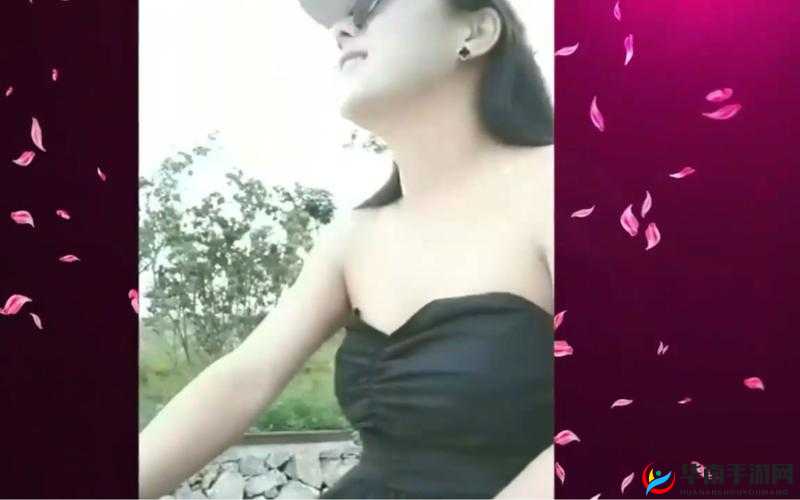 湖南苏妲己户外勾搭老头引争议：这种行为是否恰当引关注