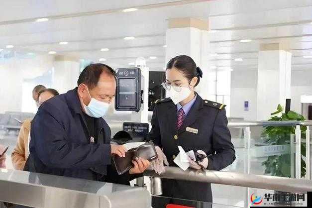 检票员用下面检票按尺寸上车：保障公共交通安全有序的重要举措