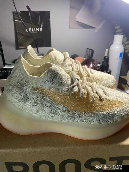 YEEZY380 蜜桃粉和白色 5：时尚与舒适的完美结合