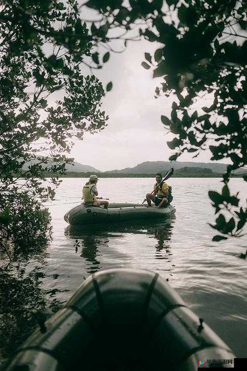 和父亲在小船上的私密时刻