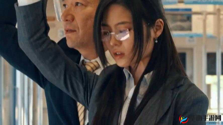 电车痴汉遭爆乳女学生打扑克现场曝光