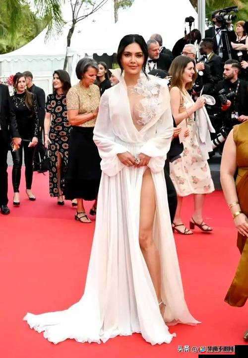 美女扒开胸露出尿令人震惊的一幕