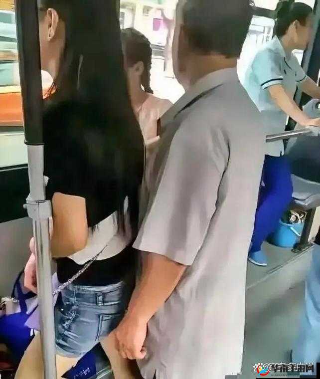 女子公交遇到咸猪手却很配合：这背后究竟隐藏着怎样的心理