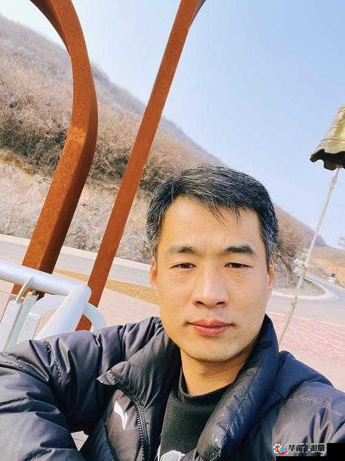 手握两座高耸的山：力量与坚韧的完美展现