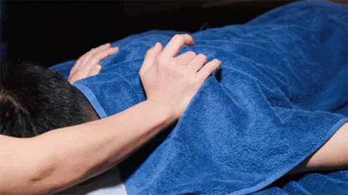 被按摩师强推中出片，震惊