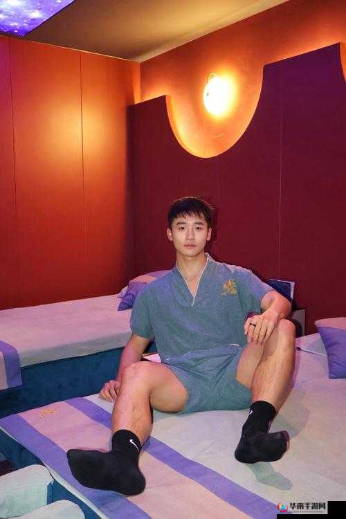 三女俩男被大黑猛男征服，现场画面不堪入目