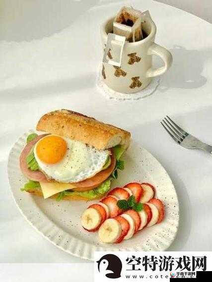 可爱的小洞想吃美味的火腿肠和热牛奶