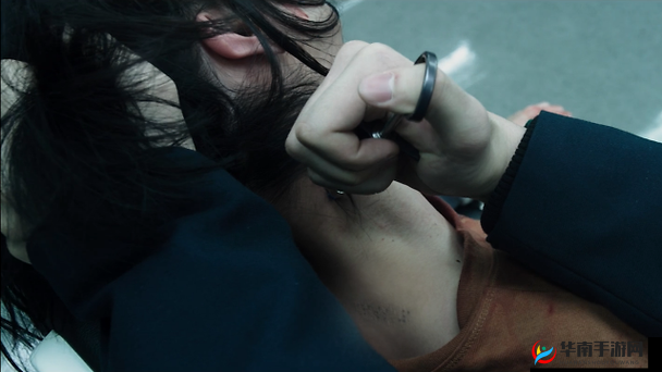 绑架案中黑色袜子堵塞胶带封口的细节揭秘：真实案例分析与安全防范建议