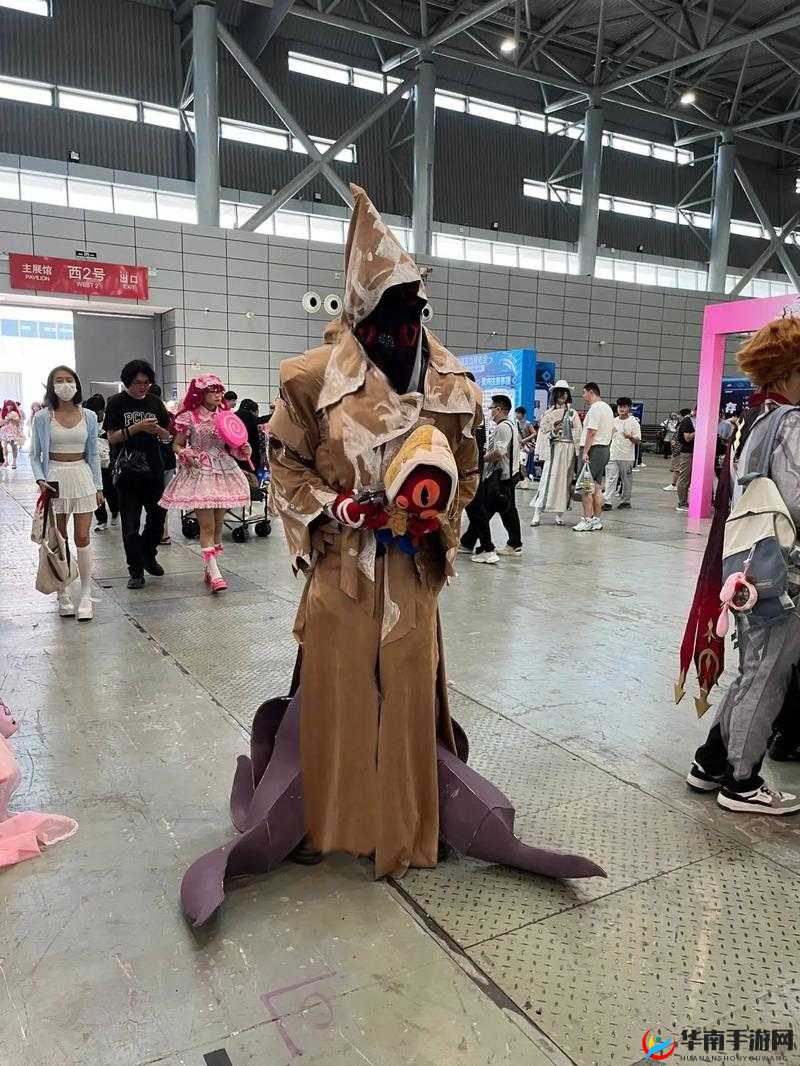 在第五人格这款游戏中，监管者阵营的两位角色——黄衣之主哈斯塔与邦邦，各自以其独特的技能与玩法赢得了玩家的青睐。两者在游戏中的表现各有千秋，但究竟哪个更厉害，需要从多个维度进行深入分析。