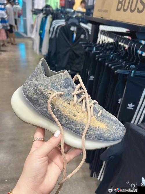 Yeezy-380蜜桃粉和白色新品发布背后：剧本炒作还是真实营销策略揭秘？