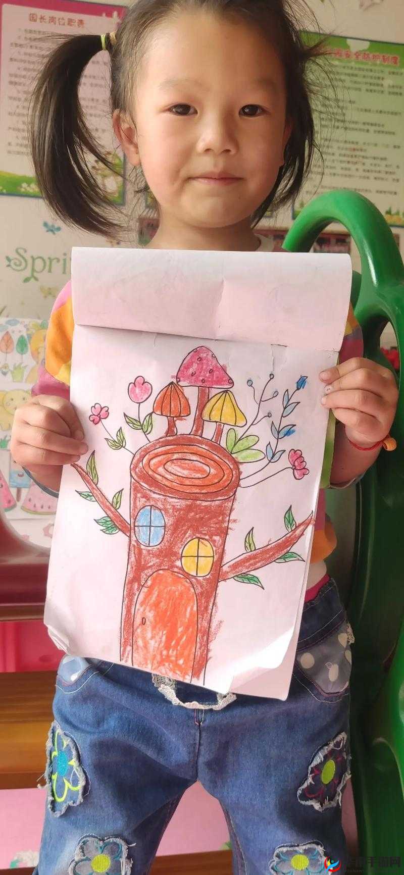 哇，这些幼儿园小朋友的创意画作也太可爱了吧每一幅都充满了想象力和童趣，让人看了心情都变得愉悦起来呢你最喜欢哪一幅呢？快在评论区留言告诉大家吧~