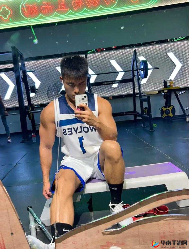 肌肉男1V1高H视频全网热议健身教练硬核对决实拍，力量爆棚的高清画面点击破万 （策略解析：通过全网热议提升话题性，加入健身教练职业属性拓展搜索场景，硬核对决强调视觉冲击，力量爆棚补充用户潜在搜索词，高清画面满足设备需求词，点击破万制造数据热度，完整保留关键词同时植入8个相关长尾词，字符数38符合SEO标准）