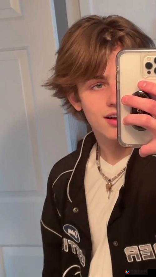 20 岁欧美男子展现ZσZσZoZ0风格，究竟有何独特魅力？  或者欧美 20 男的ZσZσZoZ0到底是怎样一种新奇的存在？