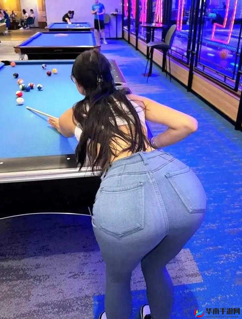 紧身牛仔裤美女的蜜桃臀究竟有多迷人？快来一探究竟