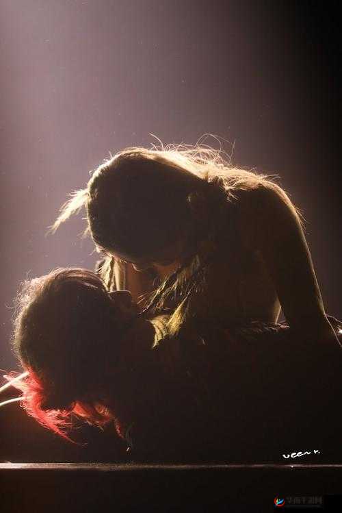 欧美野外多人交，探索未知的刺激与激情