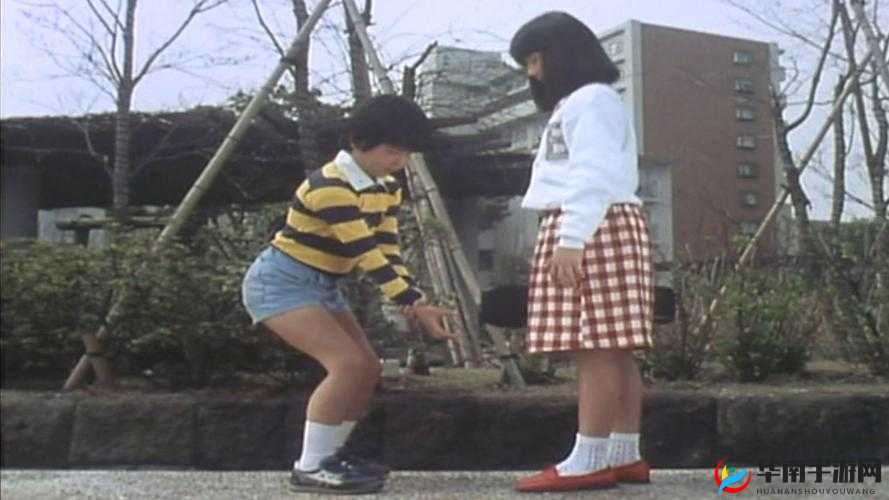 同桌裙子掀开直接挺进去事件引发热议：校园行为规范与道德底线探讨