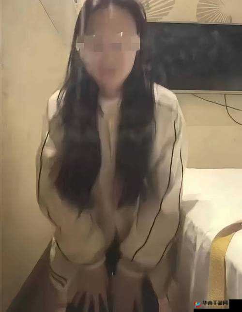 班花为何跪地？背后真相令人震惊