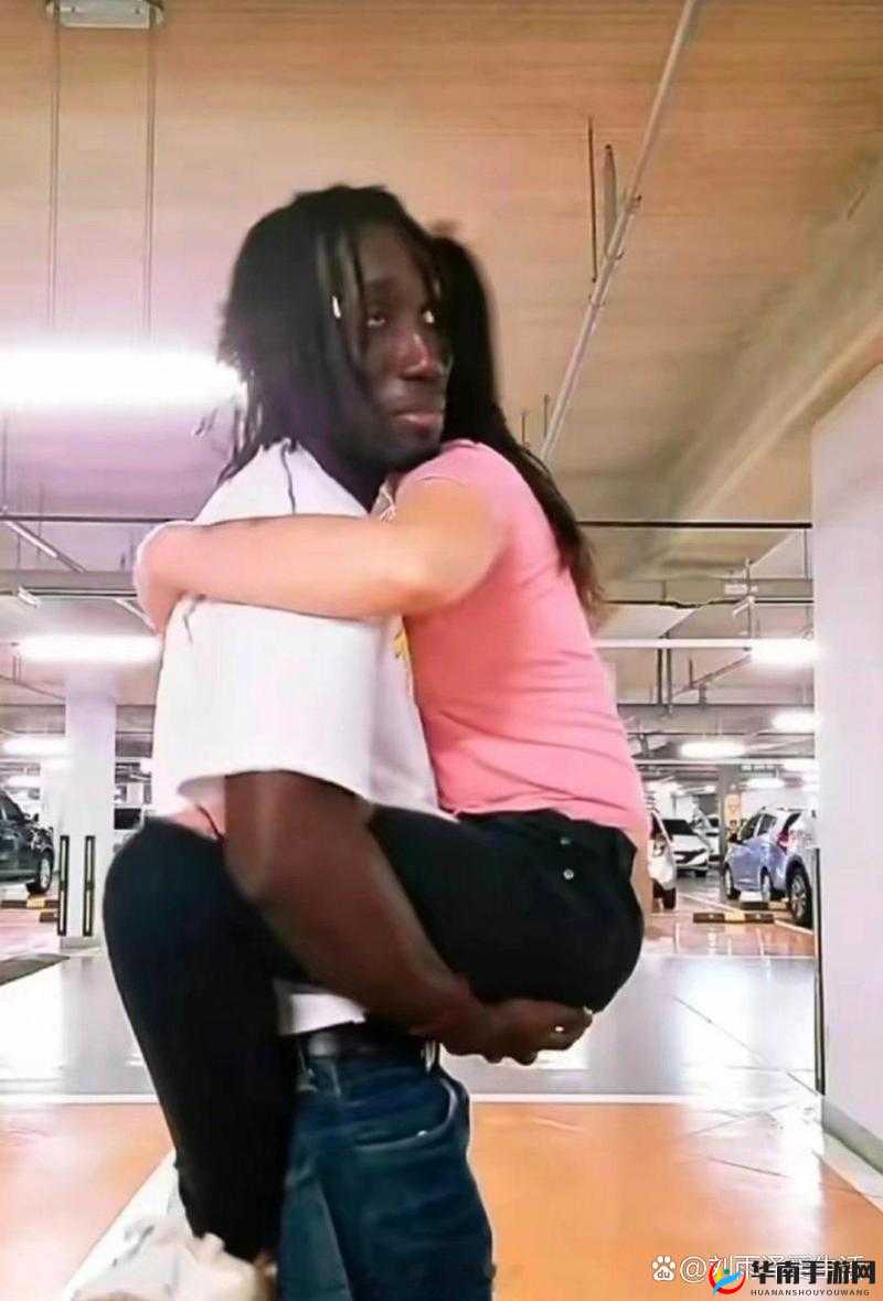 黑人特大与日本娇小瘦弱女主播在别墅里展开了一场激烈的战斗，他们之间会擦出怎样的火花呢？