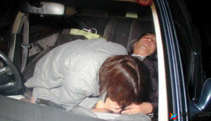 在车震时，麻麻被弄高 H，老公居然……