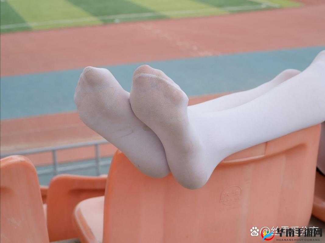 白丝袜美女被灌满精子，白丝被染成什么颜色了？