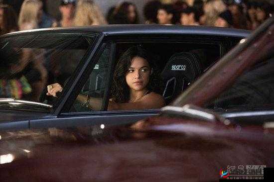 公交车上激情电影：真实场景下的情感碰撞与人性探讨，引发观众深度思考