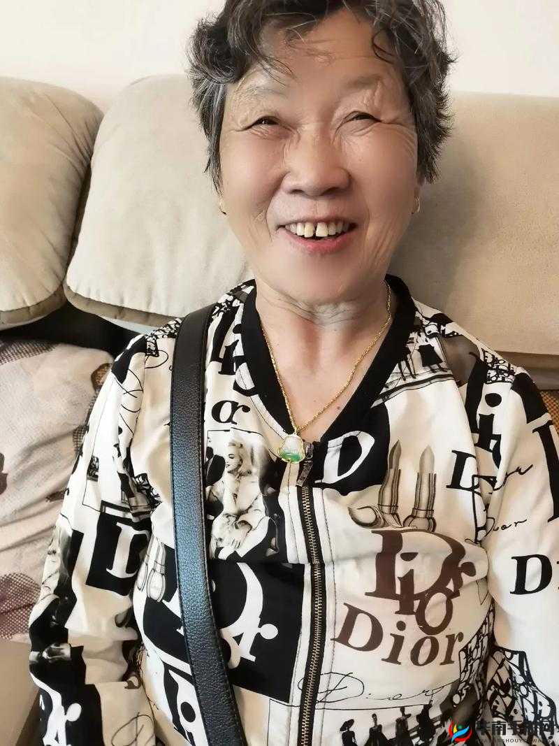 中国老太婆 P0m 是谁？她的视频为什么被疯传？