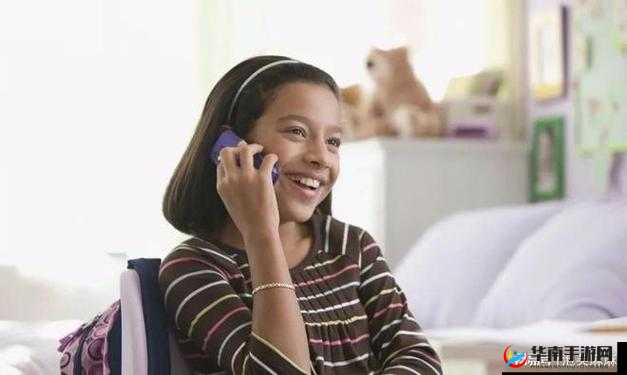 该图片中的女生是什么身份？她的穿着和表情有什么含义？