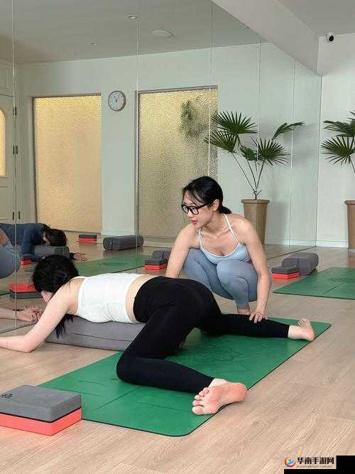 提问：瑜伽老师不戴胸罩该如何看待和处理？引发众人热议