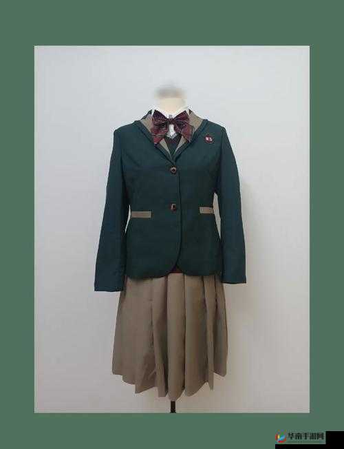 以下几个供您参考：从校服外套惊现大馒头，这究竟是怎么回事？校服外套与大馒头竟有这般联系，背后隐藏着什么？当校服外套遇上大馒头，是巧合还是另有隐情？从校服外套看到大馒头，这一现象引发何种思考？