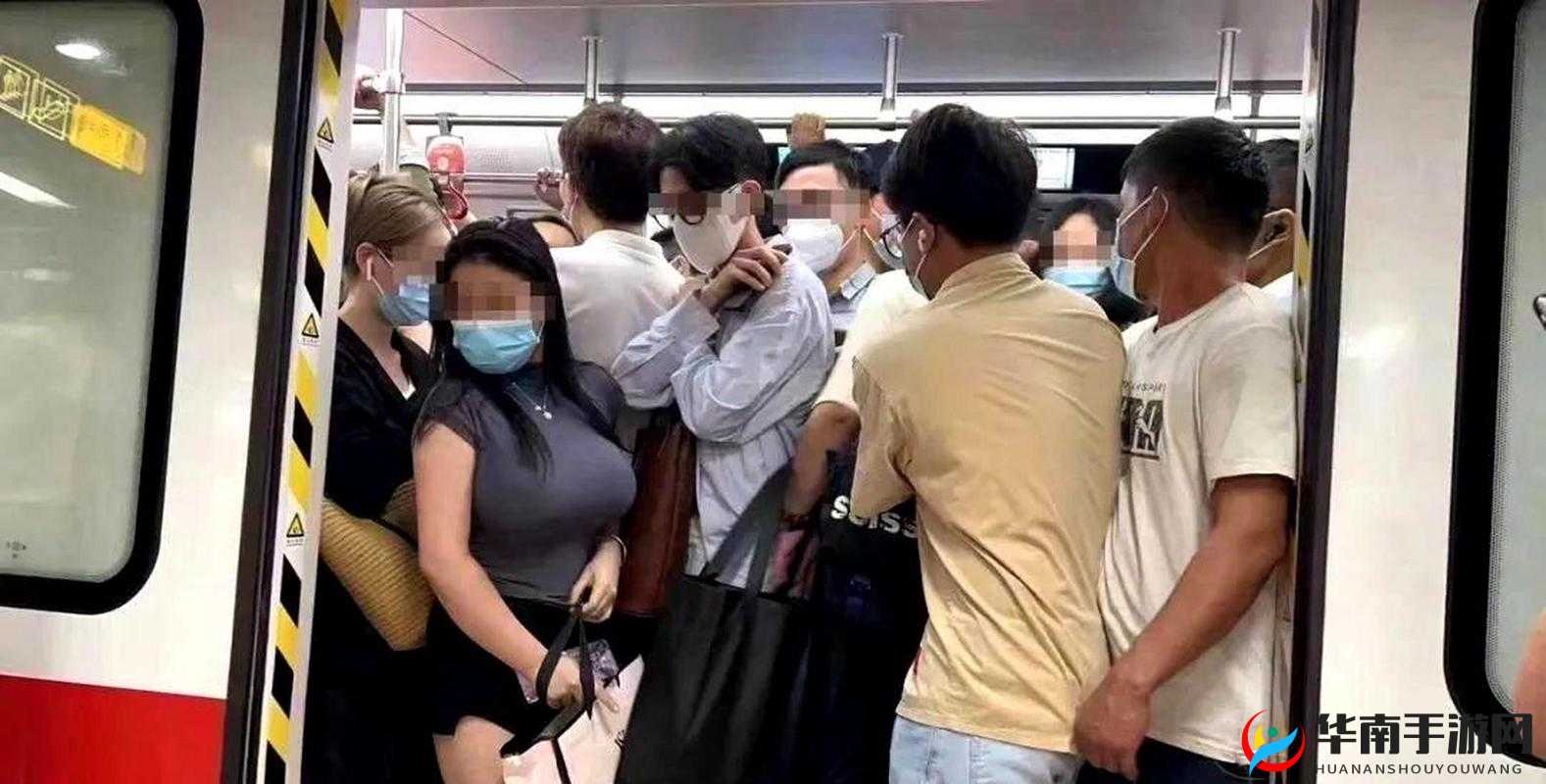 在拥挤的公交车上,一名身材健硕的男子突然出现了令人震惊的生理反应,他的私密部位竟然勃起,并且异常粗长这一尴尬的情况引发了全车人的关注和热议,大家纷纷猜测他的身份和背后的原因