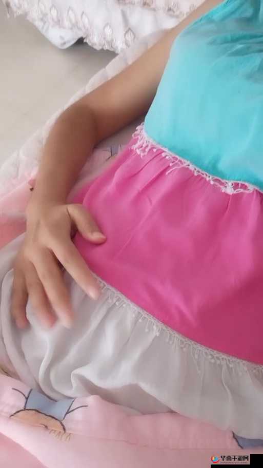 好奇孕夫肚子微微隆起，是宝宝在练功夫吗？