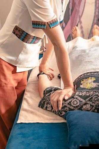 精油按摩能否提高性高潮体验?专家解读精油按摩是一种受欢迎的身体护理方式,但是否能在性方面带来额外的益处呢?让我们来听听专家的看法