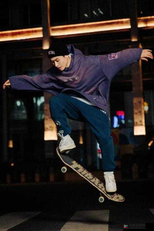 男生和女生一起玩滑板鞋，他们的动作流畅自然，配合默契，就像在跳一场优美的舞蹈他们的笑容灿烂，充满了青春的活力和热情