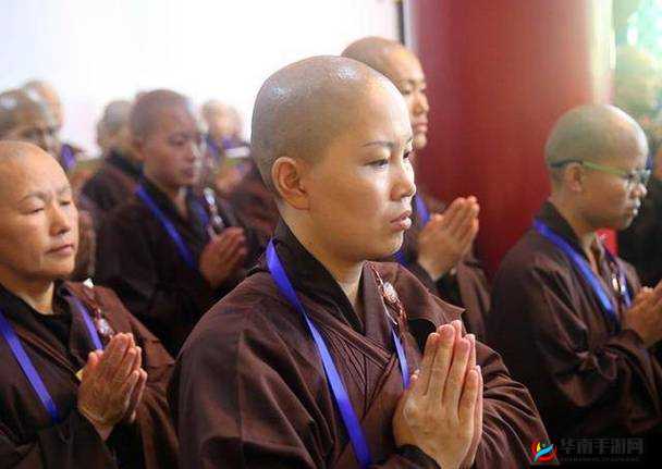 尼姑是一种宗教女性修行者,她们通常居住在寺庙或尼姑庵中,过着禁欲、独身、素食的生活尼姑的生活方式和价值观与普通人有所不同,她们注重内心的修行和精神的追求如果你对尼姑的生活感兴趣,可以通过阅读相关的书籍、文章或参观寺庙来了解更多信息