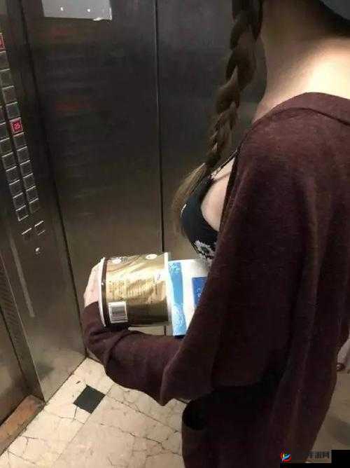 探索美女脱内衣吃奶网站免费看的独特内容与视觉体验，揭秘隐藏的精彩瞬间与深度解析