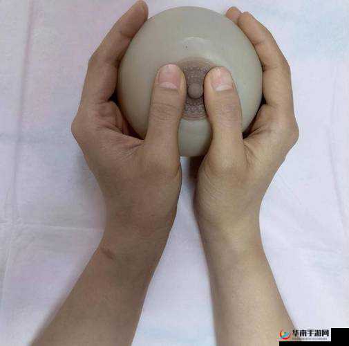 美女扒开胸露出奶头🈲亲吻游戏，这种行为是否合适？