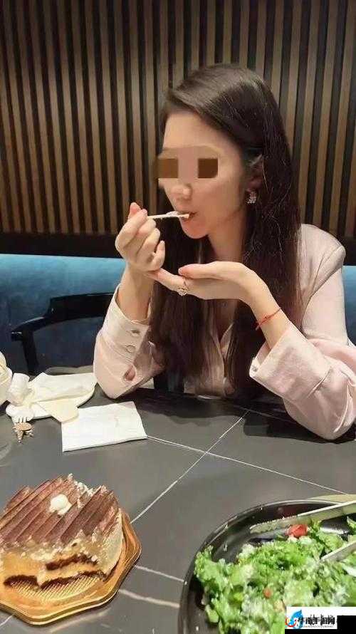 张警花视频中头撞玻璃究竟是何情况？引发全网热议，真相待解