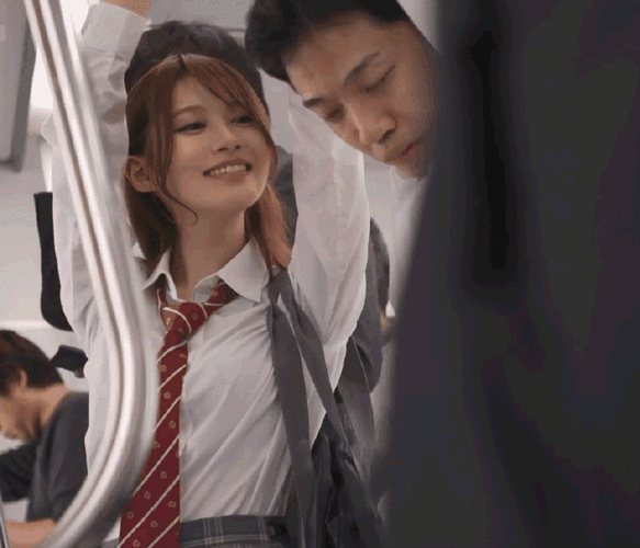 公交车上的艳福：神秘男子与陌生女子的离奇邂逅