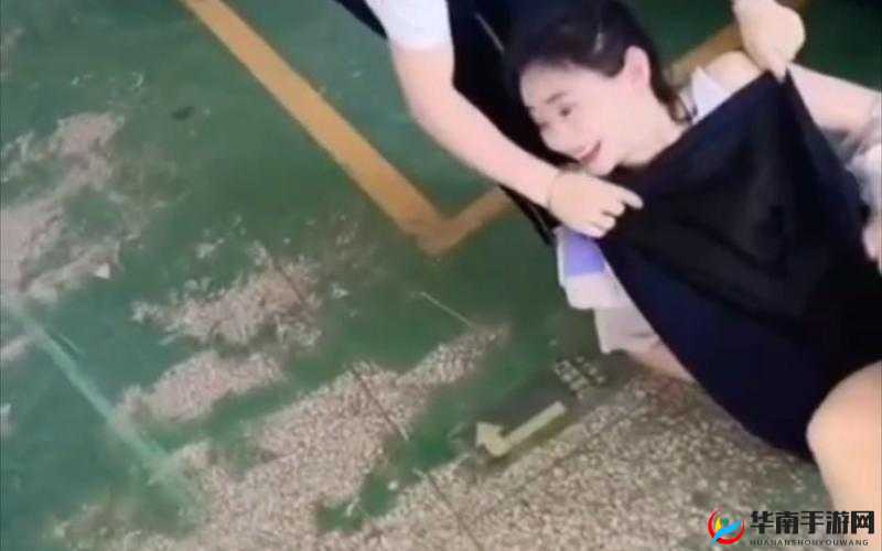 校花掀开裙子坐我腿中间，校园生活中的意外瞬间引发热议与思考