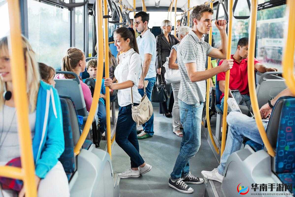 在拥挤的公交车上，她遭遇了怎样的沦陷？