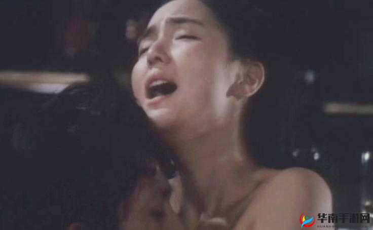 揭秘女人被啪呻吟AAA级毛片背后的真实故事：情感与欲望的交织